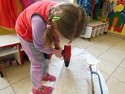 Šroubujeme, zatloukáme, vrtáme a řežeme -polytechnika ve školce